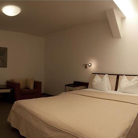 Hotel Baneasa Parc Bukarest Exteriör bild