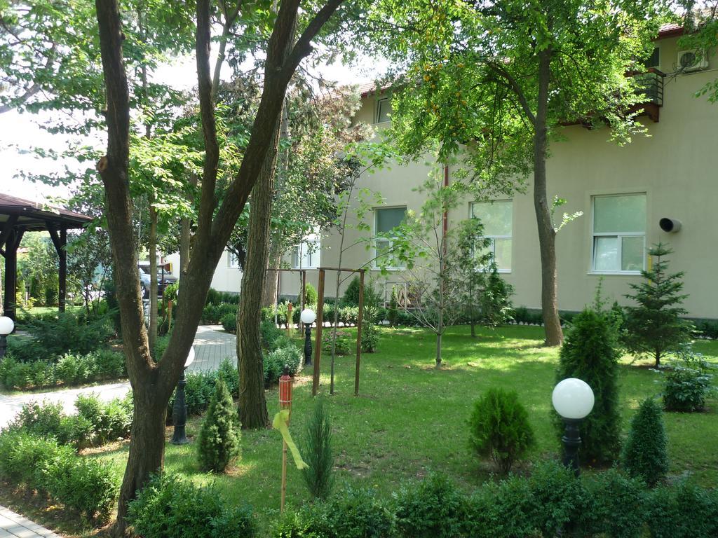 Hotel Baneasa Parc Bukarest Exteriör bild