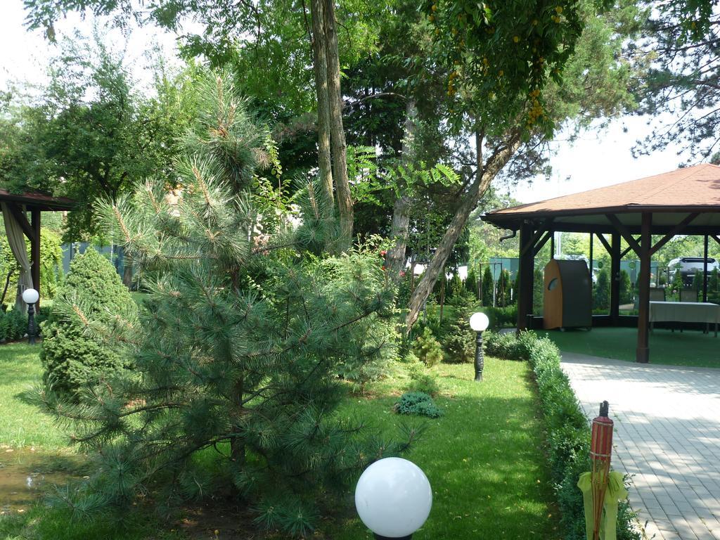 Hotel Baneasa Parc Bukarest Exteriör bild