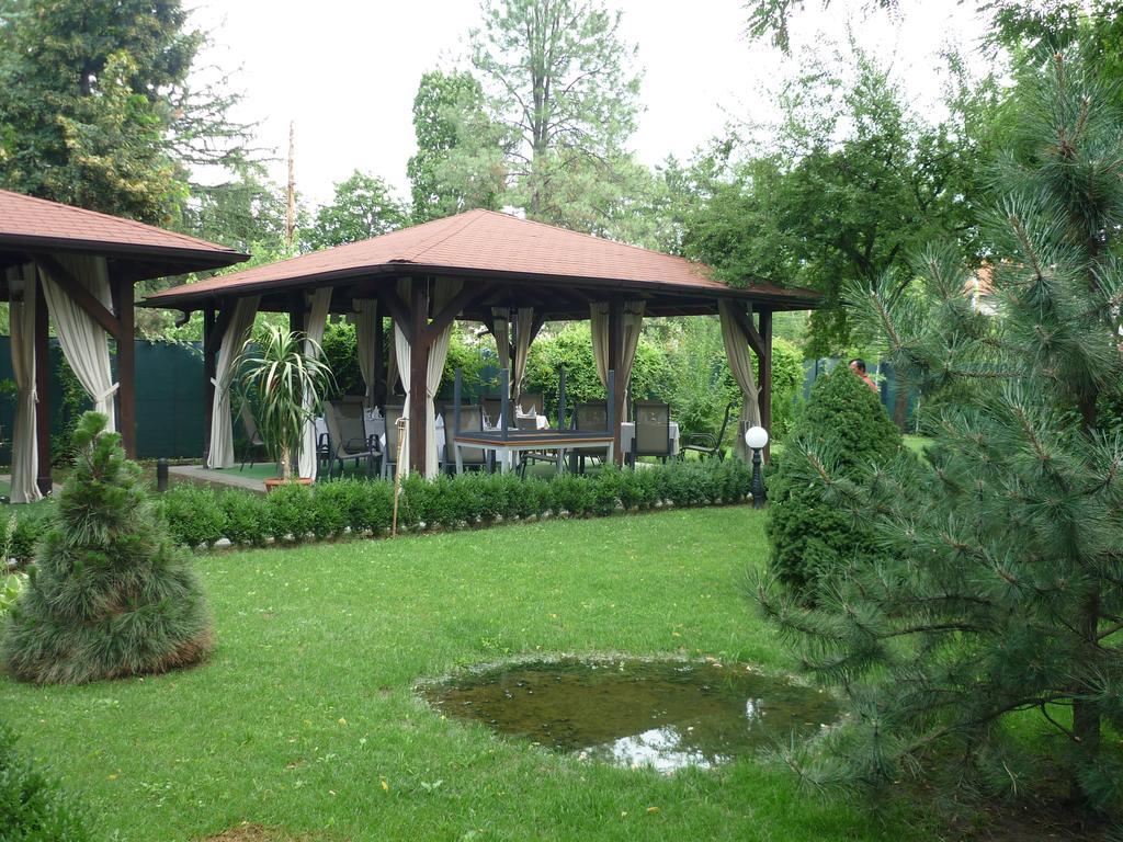 Hotel Baneasa Parc Bukarest Exteriör bild