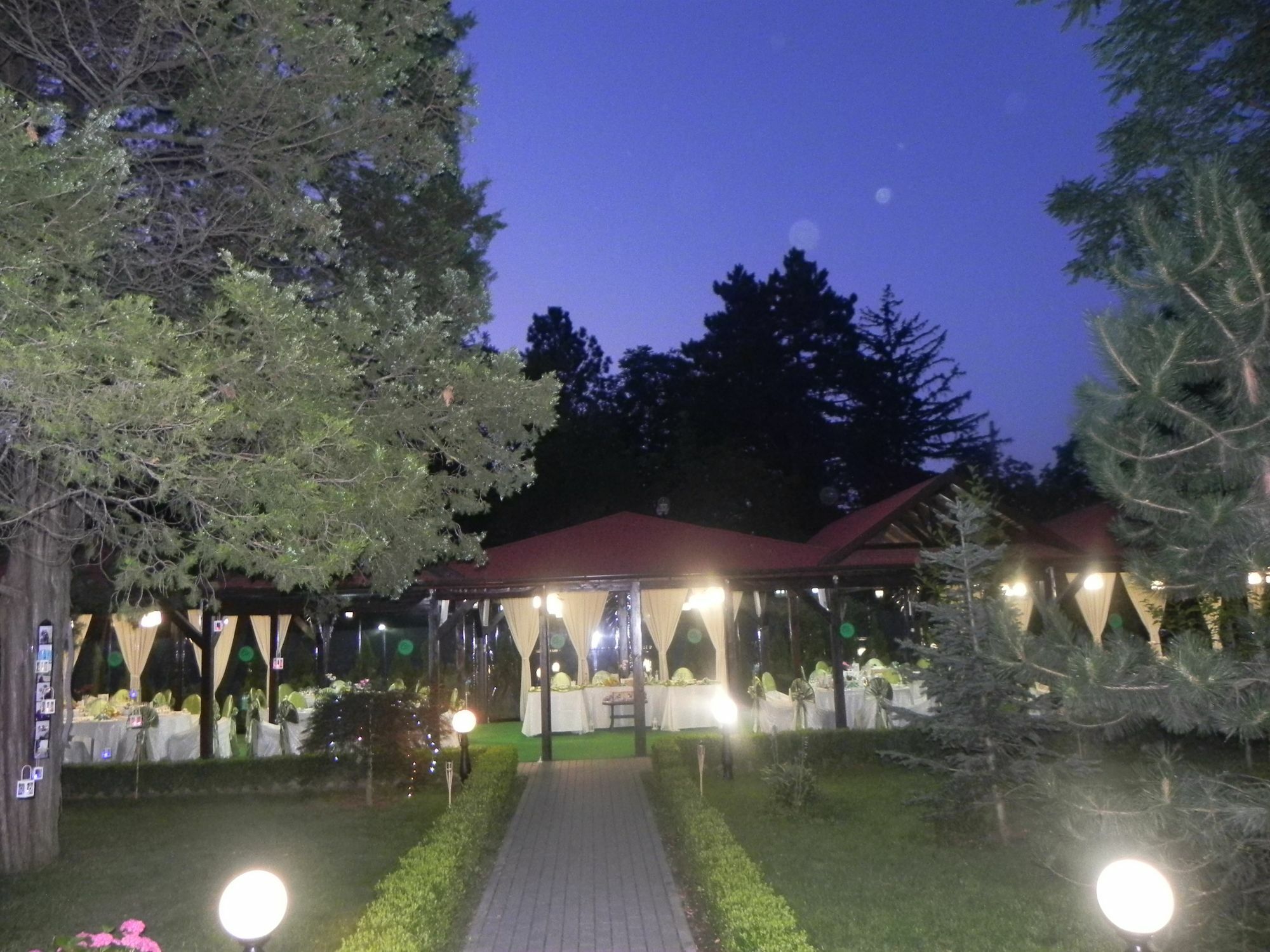 Hotel Baneasa Parc Bukarest Exteriör bild