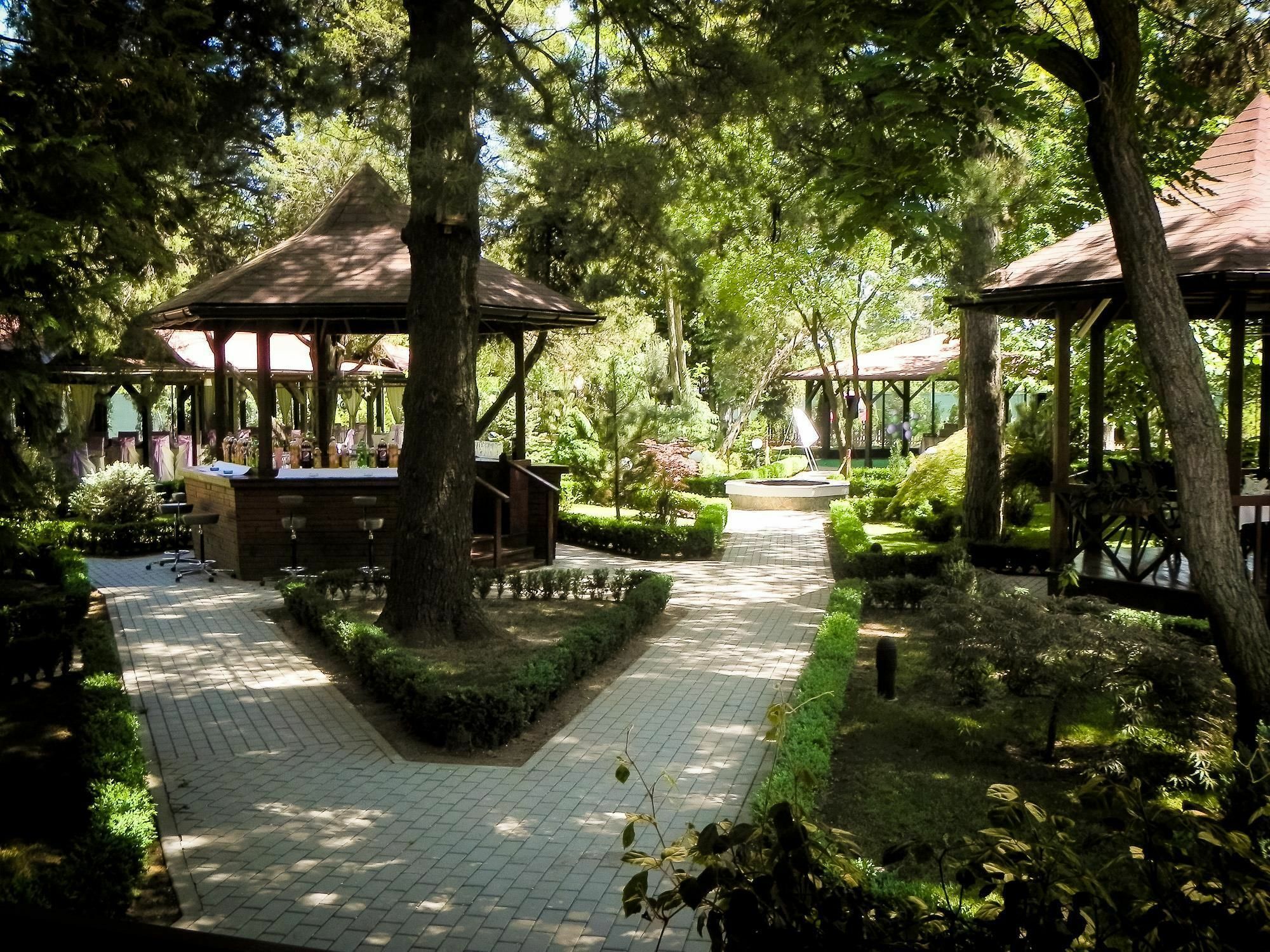 Hotel Baneasa Parc Bukarest Exteriör bild